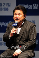 组图：宋清晨等出席新片《阿谀之王》发布会