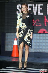 组图：乐基儿华贵礼服胸前隐约 大秀长腿