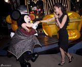 组图：baby万圣节造型现身乐园 与卡通跳神曲