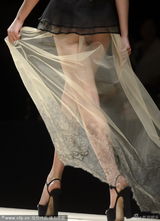 组图：中国内衣赛 嫩模穿薄纱秀臀春光无限