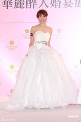 组图：李亚男李诗韵婚纱走秀 大秀窈窕好身材