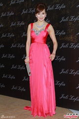 组图：刘嘉玲指王菲心情好 与李亚鹏仍是好友