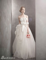 组图：Vera Wang婚纱2012系列 浪漫白色VS甜美粉色