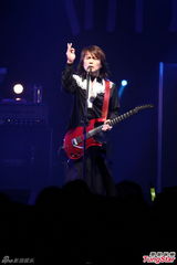 组图：伍佰新歌热唱 台上“宽衣”羞露事业线