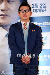 组图：河正宇等出席新片《与犯罪的战争》媒体首映