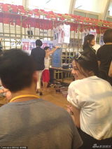 组图：陈冠希当街秀球技 搂女友洪文安秀恩爱