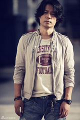 组图：谭凯曝时尚街拍 举手投足彰显 “熟男”魅力