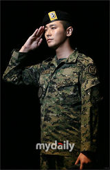 幻灯图：李准基等出席发布会 穿军装英姿飒爽