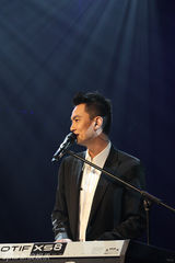 组图：李泉亮相上海 黑色西装尽显优雅风采