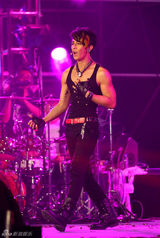 组图：汪东城北京开唱 裸上身与外籍辣妹肉搏