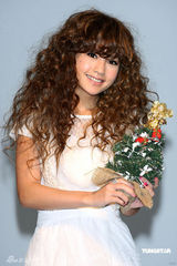 幻灯图集：杨丞琳长卷发似洋娃娃 白蕾丝裙可爱