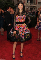 高清组图：维多利亚-嘉丝蒂黑纱花朵礼服亮相