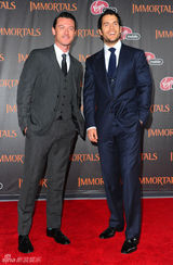 组图：《惊天战神》首映女星比美 米基洛克笑搂超模