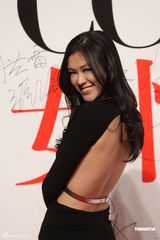 组图：张柏芝现身女性盛典 调侃康永耳套抄袭爱子