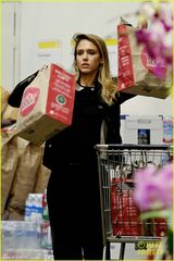 组图：杰西卡阿尔巴现身超市 独自疯狂大采购