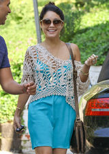 组图：凡妮莎-哈金斯吊带蓝色连衣裙搭镂空罩衫