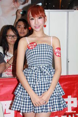 组图：谢芷蕙出写真性感现身 台上摔倒难掩尴尬