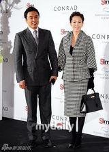 组图：严泰雄大婚众星道贺 李孝利戒指惹眼