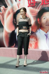 组图：众星宣传《好心作怪》胸贴胸夹汽球