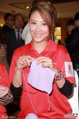 组图：应采儿张晋出席活动大谈育儿心得