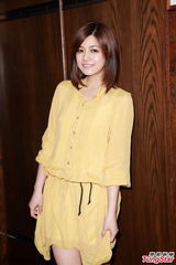 组图：陈妍希明黄裙装亮相 笑容甜美气质优雅