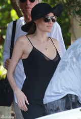 组图：朱莉切乳腺后穿吊带复工 胸部傲人依旧