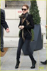 组图：席琳-迪翁法国开唱 性感开胸装魅力四射