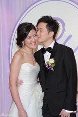 组图：黎姿随夫贺马时亨嫁女 性感红裙妩媚动人