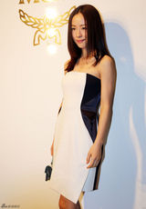 组图：江一燕携手品牌爱心义卖 支援灾区重建