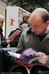 组图：柏林影展紧张筹备 民众排队买票现场爆满