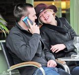 组图：劳伦斯与男友霍尔特恩爱出街 戒指秀甜蜜