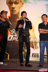 组图：周杰伦帅气亮相庆功宴 自曝秀腹肌靠打光