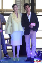 组图：范冰冰上海宣传穿“棉袄” 不做快男评委