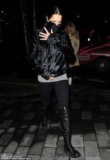 组图：《速激》女星伦敦夜生活 携女友似双性恋