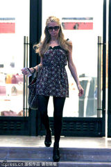 组图：希尔顿花纹裙装出镜 黑丝长腿性感诱惑