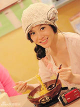 组图：巩新亮晒北海道街拍照 清新可人很俏皮