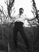 组图：王宝强穿骑马装梳飞机头 黑白酷照野性