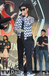 组图：宋智孝Gary助阵颁奖 女团性感热唱