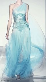 组图：冰雪女王皇袍出实体版 衣带飘飘美轮美奂