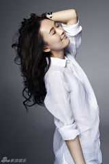 组图：童瑶最新写真曝光  白衬衫演绎文艺女青年