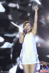 组图：五月天西岸音乐节开唱 女粉丝激动昏倒