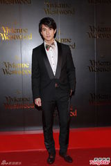 组图：吴尊当爸派红包 吴镇宇走秀范儿足获赞