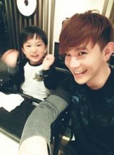 组图：最帅潮爸萌娃走红 潮萌不输林志颖父子