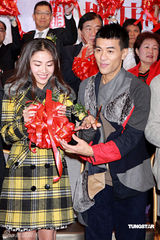 幻灯：张卫健澄清婚变传闻 小柏芝贡米亮相香江