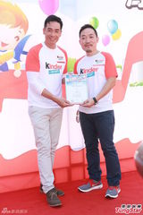 组图：准爸爸陈豪看书学照顾宝宝 向好友取经