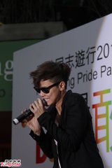 组图：何韵诗参与同志游行 父母支持下出柜