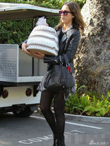 组图：阿尔芭黑丝透视装外出购物 摆臭脸秀美腿