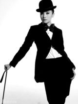 组图：小宋佳变身狂野逗趣女爵 贴须执仗雅痞十足