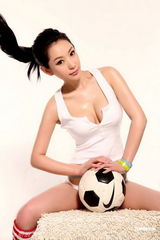 幻灯图：徐黛妮化身足球宝贝弯腰爆乳身材热辣 