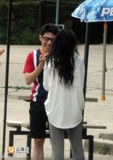 组图：章子怡喂玉米照遭 撒贝宁黑面回京